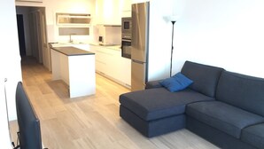 A modern apartment with a kitchen, dining area, and living room. - Port bo's treasure  (Calella de Palafrugell)