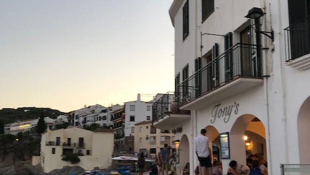 A coastal building with a balcony overlooking a beach. - Port bo's treasure  (Calella de Palafrugell)