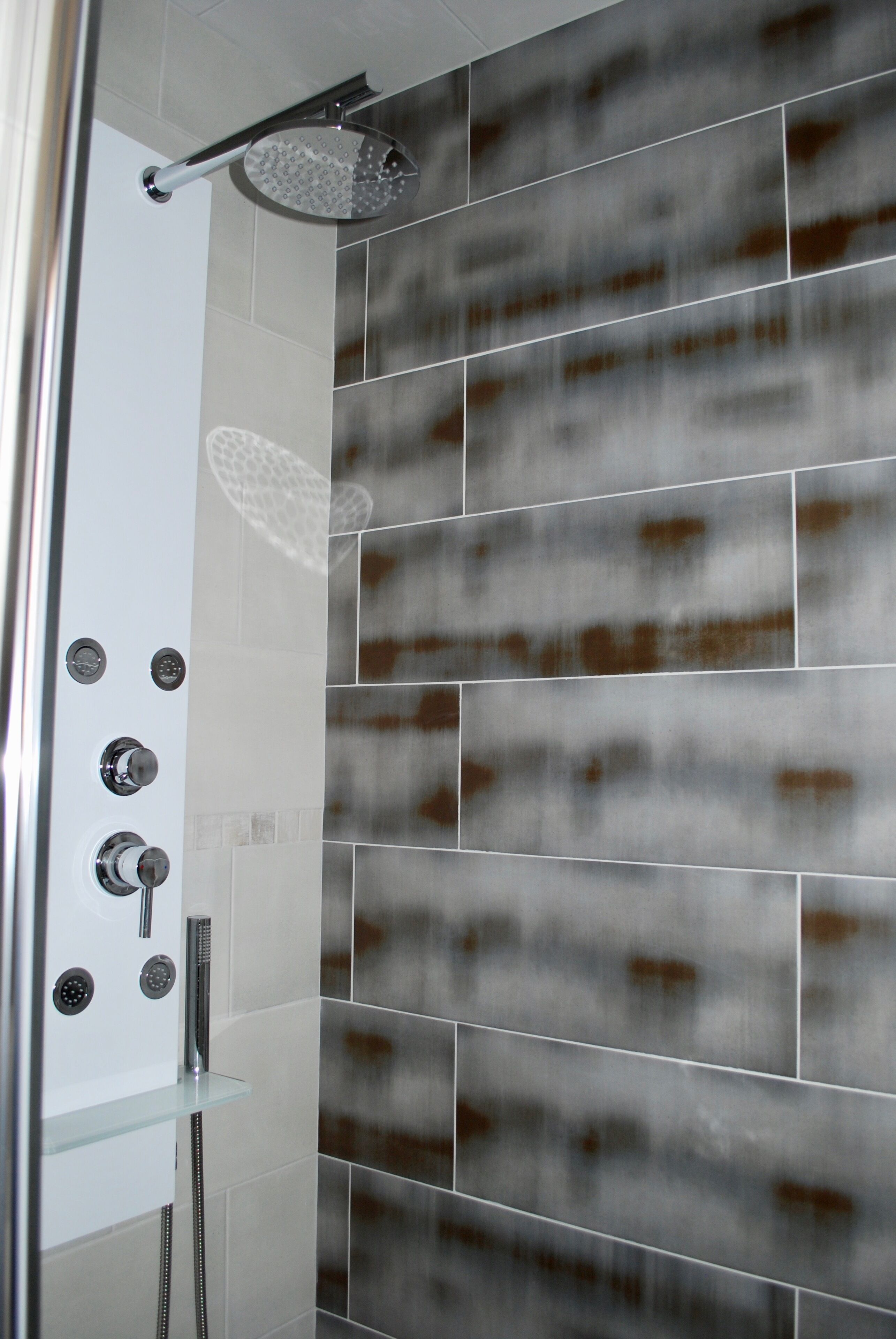 Douche, sèche-cheveux, serviettes fournies