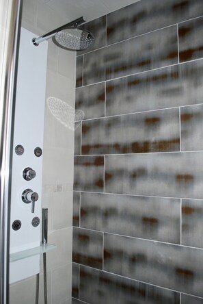 Dusche, Haartrockner, Handtücher