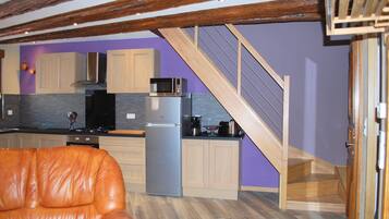 Réfrigérateur, micro-ondes, four, plaque de cuisson