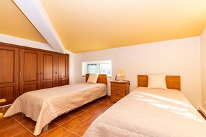 5 Schlafzimmer, Schreibtisch, Bügeleisen/Bügelbrett, WLAN
