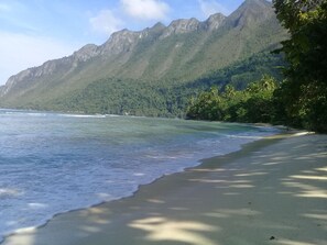 Private beach, white sand, free beach cabanas, sun loungers - Nusa Nalan Beach Resort (Salemang)