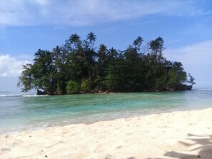 Private beach, white sand, free beach cabanas, sun loungers - Nusa Nalan Beach Resort (Salemang)