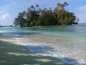 Private beach, white sand, free beach cabanas, sun loungers - Nusa Nalan Beach Resort (Salemang)