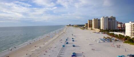 Liegestühle, Strandtücher