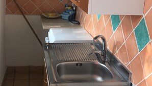 Una cocina con lavabo, encimera y armarios.