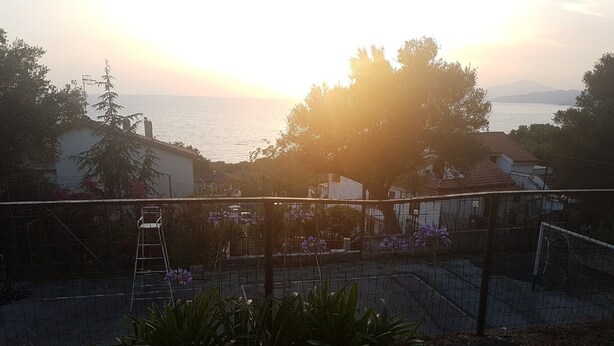 Zona residencial con vista al mar al atardecer.