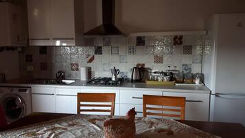 Kühlschrank, Ofen, Herdplatte, Wasserkocher mit Kaffee-/Teezubehör