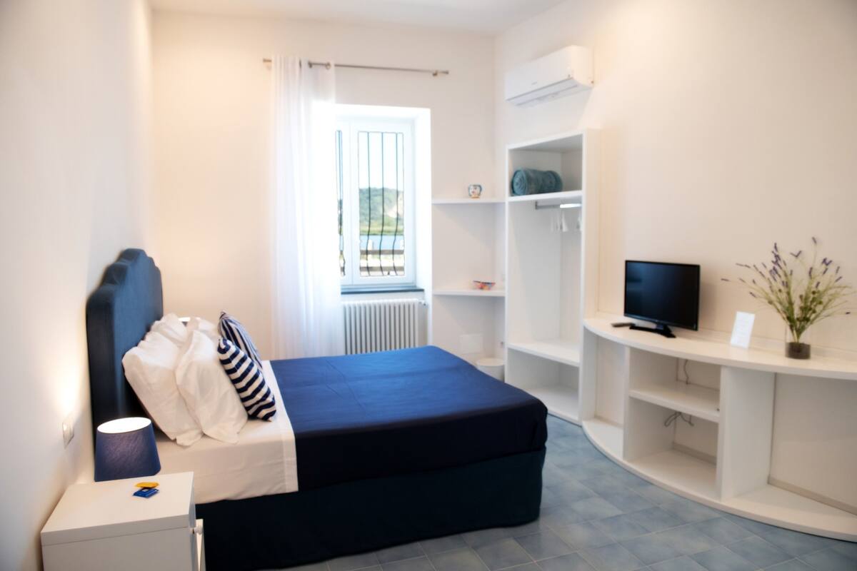WiFi (free), bed sheets