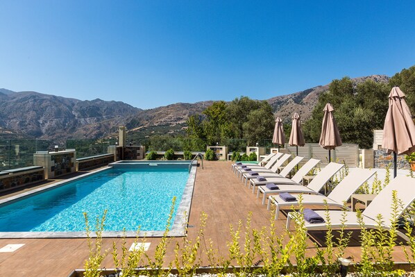 Piscine extérieure, chaises longues