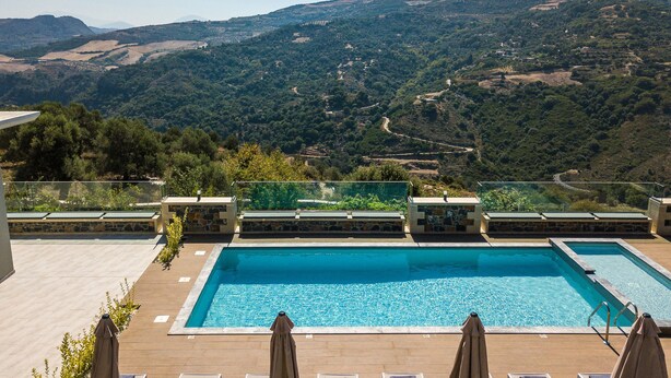 Une piscine avec vue sur un paysage montagneux.