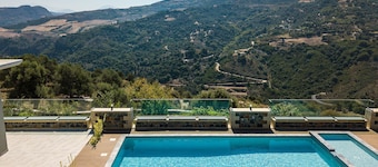 Villa Aloni, intimité absolue, vue imprenable sur la campagne et la montagne