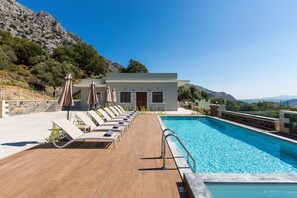 Piscine extérieure, chaises longues