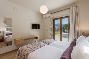 4 bedrooms, in-room safe, desk, iron/ironing board