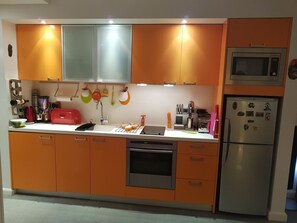 Refrigerador con freezer, microondas, horno, placa de cocina