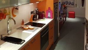 Cafetera expreso, cafetera/tetera, refrigerador con freezer, microondas