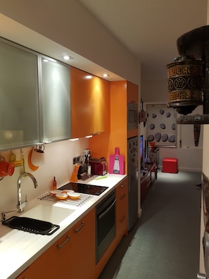 Gallery Apartment, 1 Queen Bed | Private kitchen