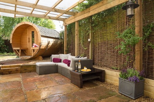 Luxury: Jacuzzi and Swedish sauna at dog friendly chocolate box cottage 