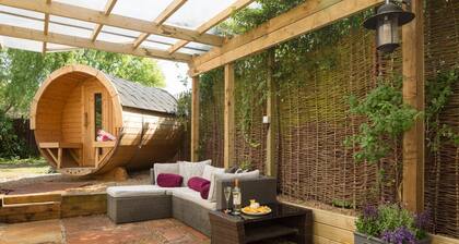 Luxury: Jacuzzi and Swedish sauna at dog friendly chocolate box cottage