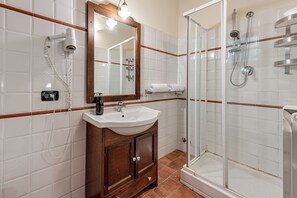 Shower, hair dryer, bidet, towels - PRIVATE POOL - FARMHOUSE FATTORIA LA PIEVE - VILLA OLEANDRO, 8 Km from Pisa (Calci, Toscana)