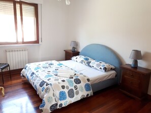 3 chambres, bureau, fer et planche à repasser, lit parapluie