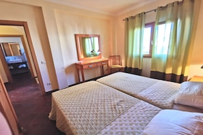 2 chambres, coffre-fort, fer et planche à repasser