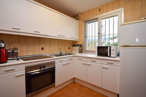 Een koelkast, een magnetron, een oven, een kookplaat