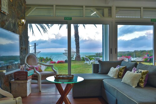 Boutique Villa on the Rocks with Stunning Sea Views,Infinity Pool &Private Jetty