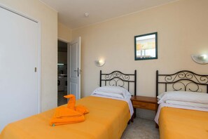 Une chambre d’hôtel avec deux lits, une salle de bain et une kitchenette.
