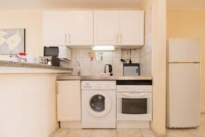 Fridge, microwave, oven, stovetop - Santa Maria 88 - Two Bed (Costa Adeje)