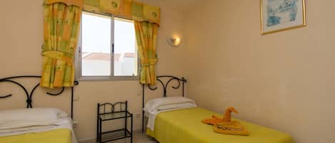 2 Schlafzimmer, Bügeleisen/Bügelbrett, Bettwäsche