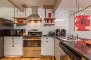 雪櫃、微波爐、焗爐、爐具