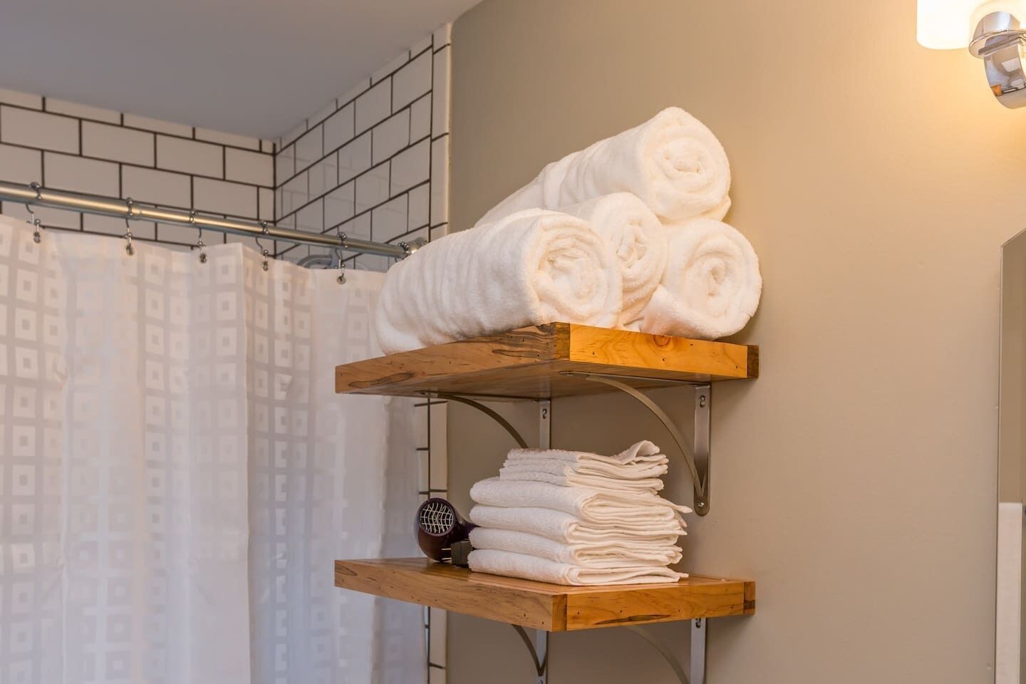 Ensemble douche/baignoire, sèche-cheveux, serviettes fournies