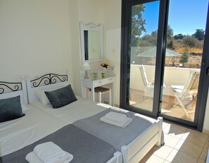 3 bedrooms, iron/ironing board, travel cot, free WiFi - A Recently Refurbed 3 Bedrm Villa, Large Pool, Great Privacy, Close to Amenities (Chania)