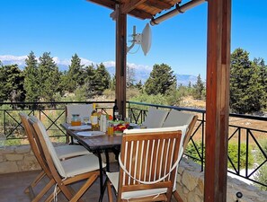 Outdoor dining - A Recently Refurbed 3 Bedrm Villa, Large Pool, Great Privacy, Close to Amenities (Chania)