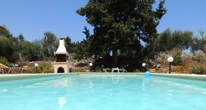 Une villa moderne de 3 chambres avec une grande piscine et une bonne intimité mais proche des commodités