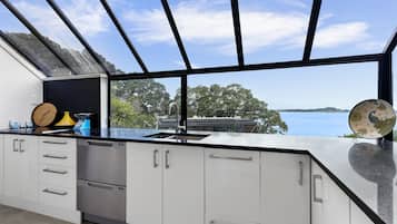Refrigerador con congelador, microondas, horno y parrilla de estufa