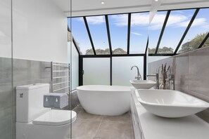 Bathroom - Airport closest mansion-AN AMAZING PLACE WORTH EVERY CENT (Auckland)
