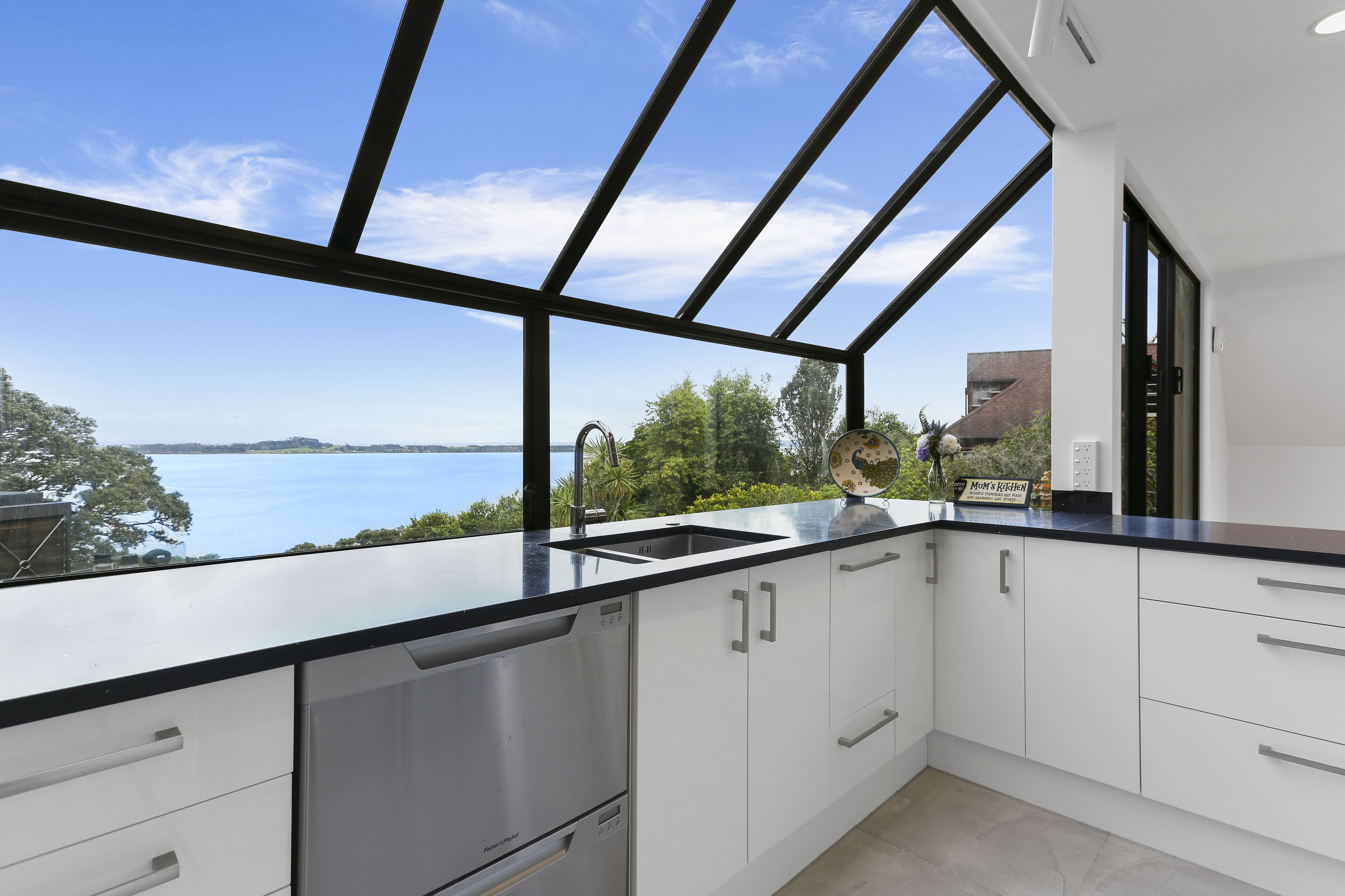 Full-size fridge, microwave, oven, stovetop