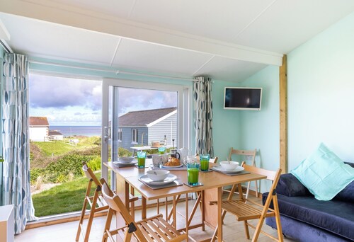WestHill. Three bedroom holiday chalet. Five minute walk to Hayle beach