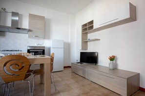Fridge, oven, stovetop, coffee/tea maker