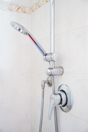 Doccia, asciugacapelli, bidet, asciugamani
