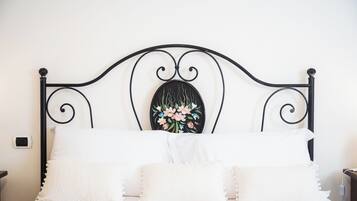 2 bedrooms, in-room safe, desk, iron/ironing board