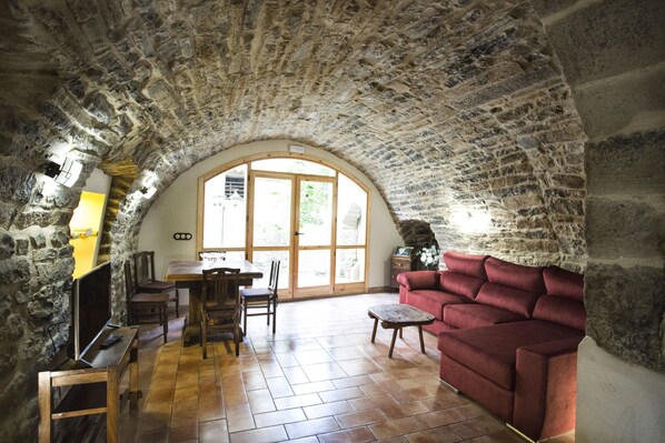 Una Smart TV, una chimenea, un reproductor de DVD