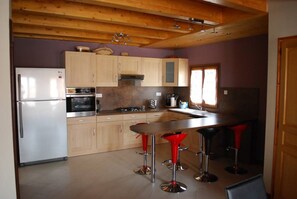 Réfrigérateur, four, plaque de cuisson, cafetière/bouilloire