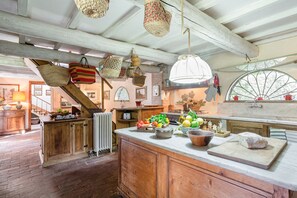 Een koelkast, een magnetron, een oven, een vaatwasser