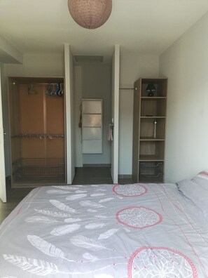 3 slaapkamers, een strijkplank/strijkijzer, internet, beddengoed