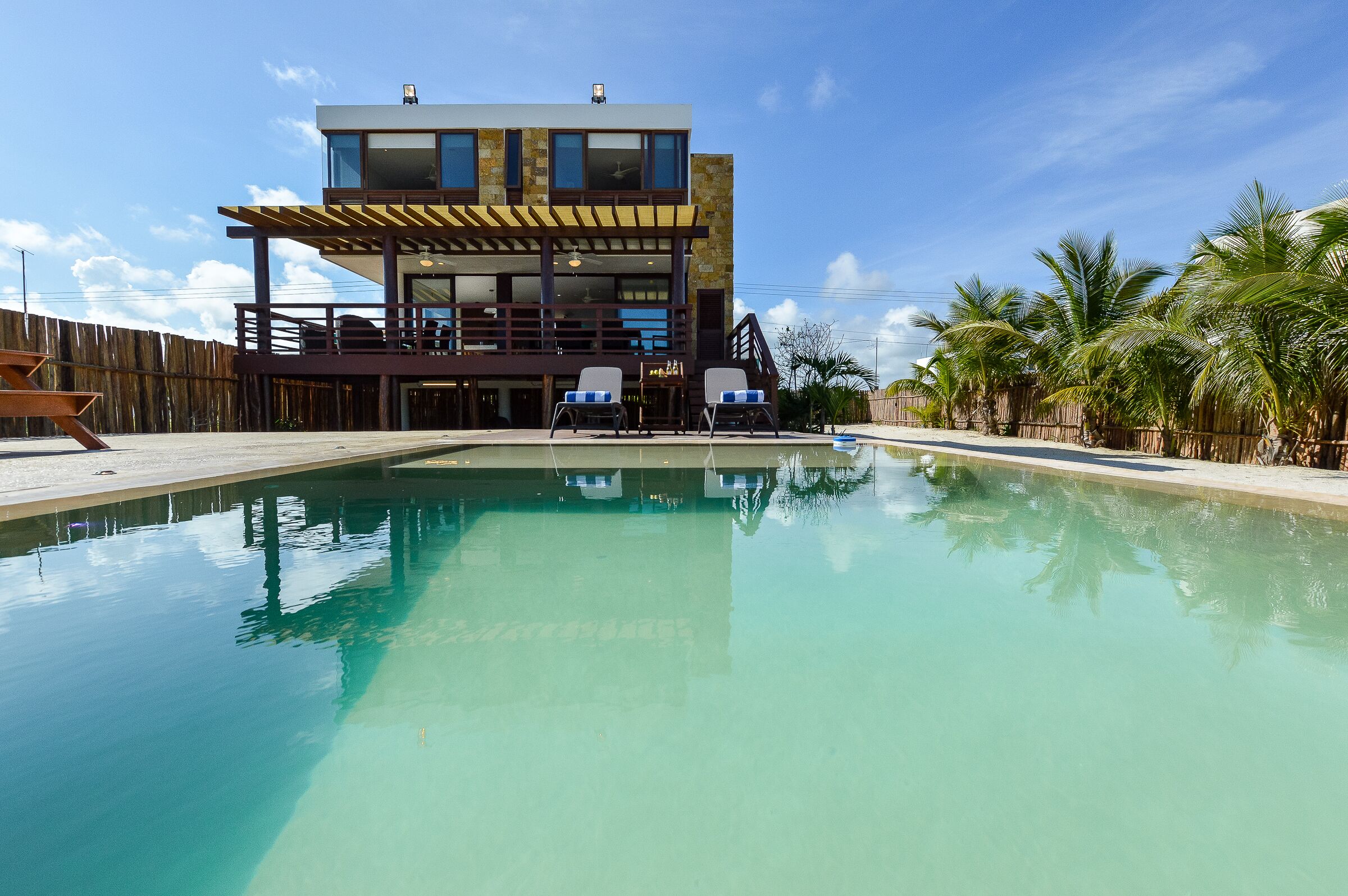 Beautiful beachfront reatreat, Villa Kay Polok