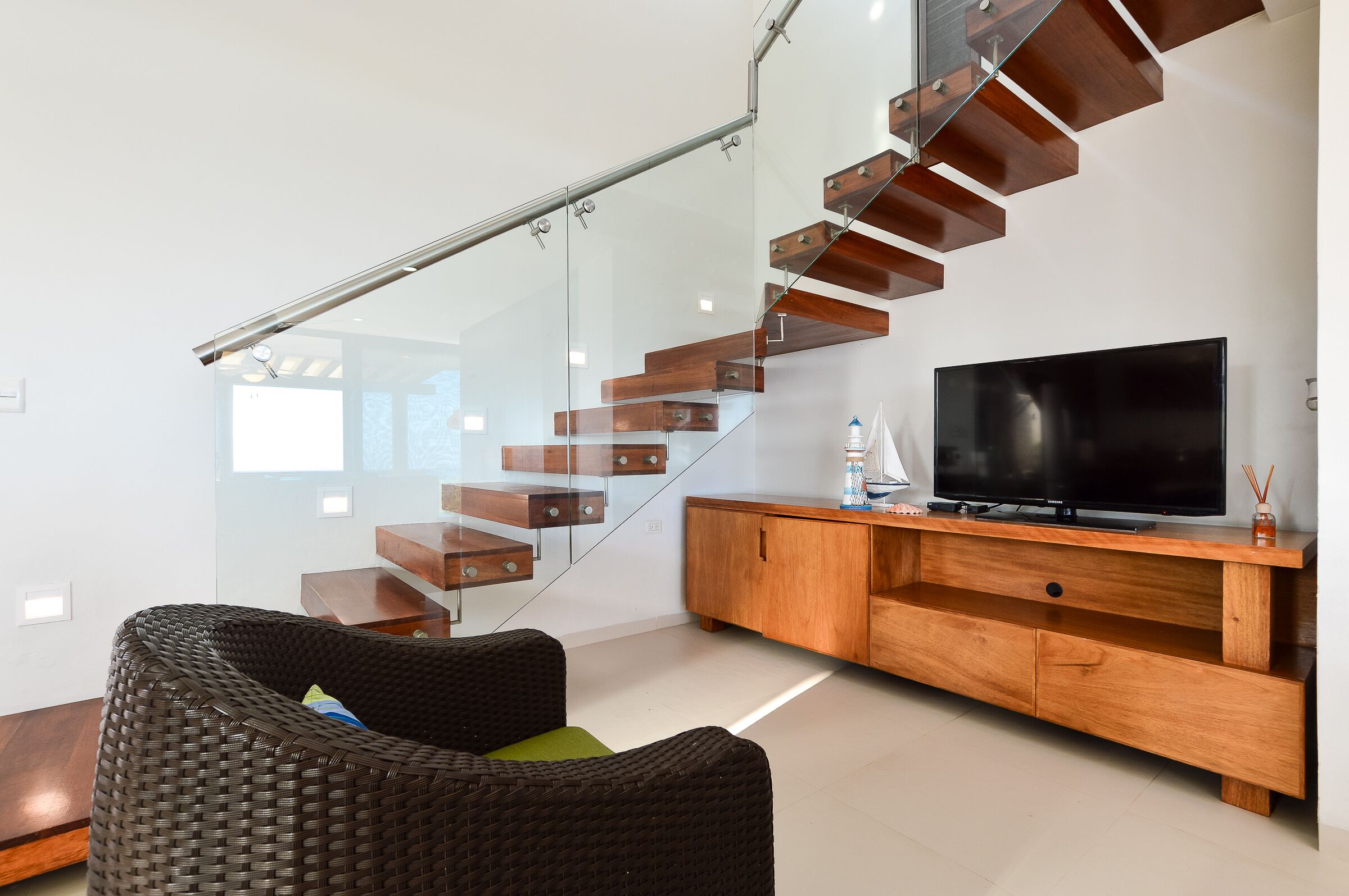 Beautiful beachfront reatreat, Villa Kay Polok